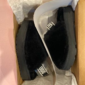 SOLD ON Ⓜ️ UGG fluff yeah slippers